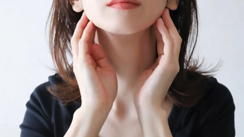 女性の顔（顎）