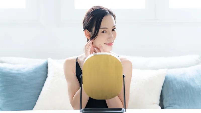 鏡を見る女性